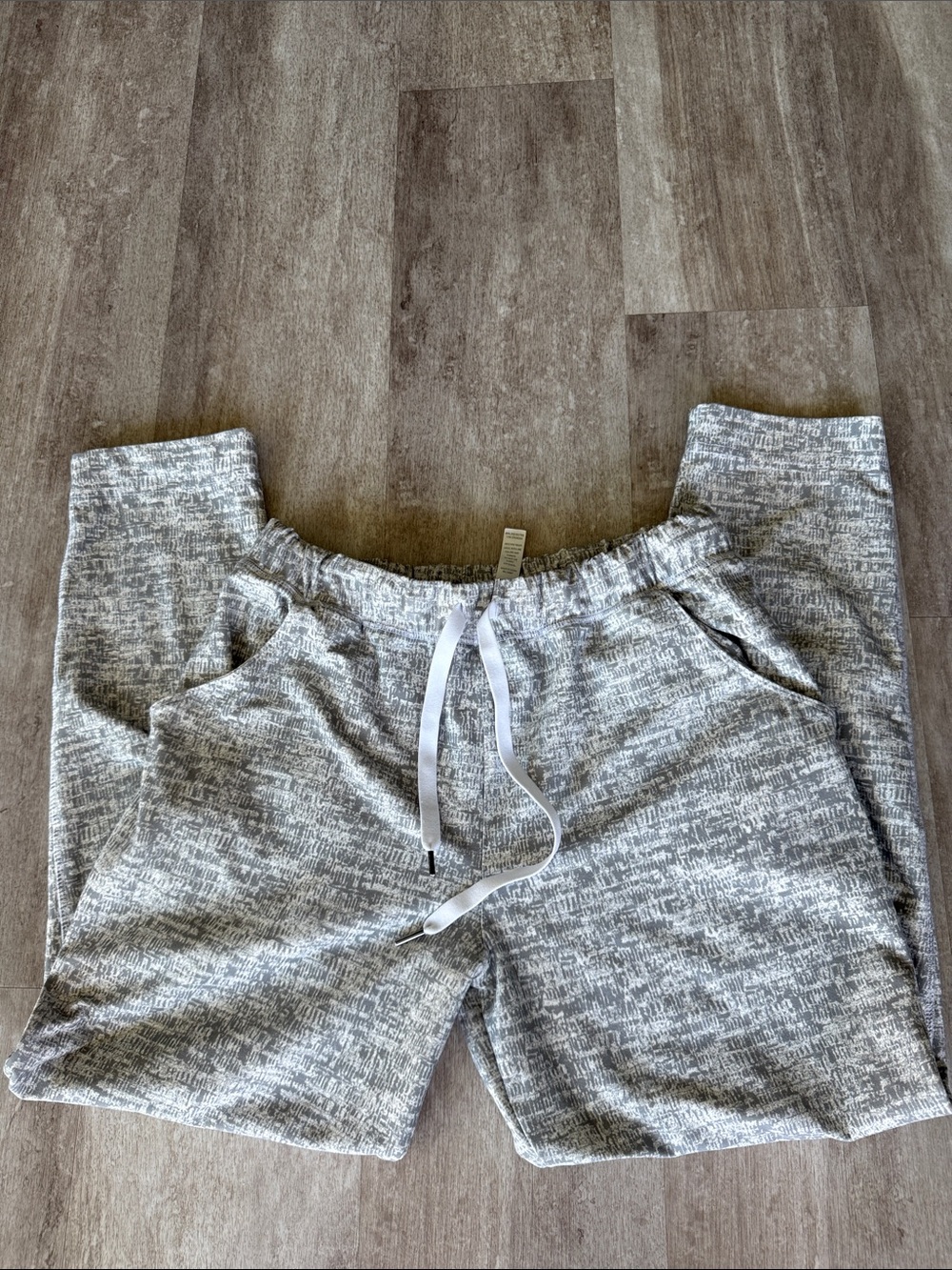Scorpio Sol women’s gray&white, pattern jogger pull on pants